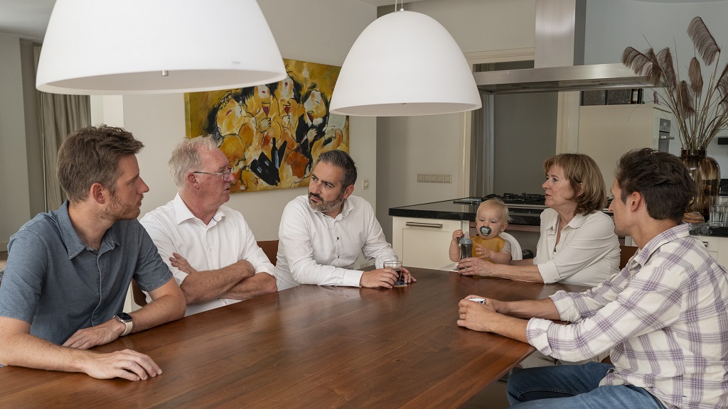 mensen om de tafel in gesprek