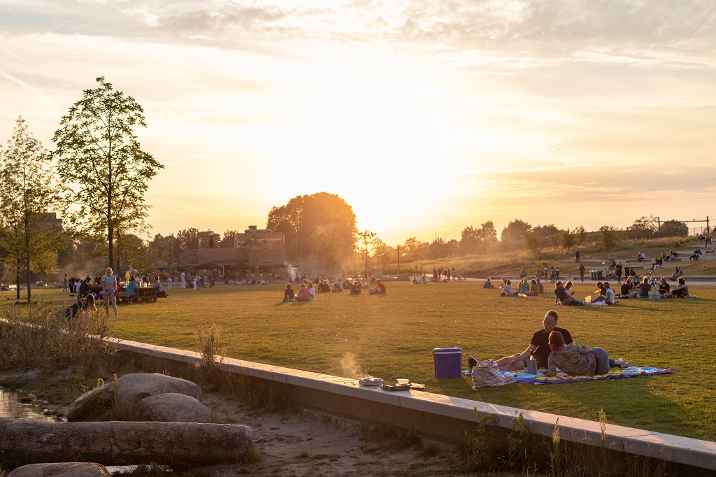 zonsondergang in het spoorpark, waar mensen op kleedjes zitten