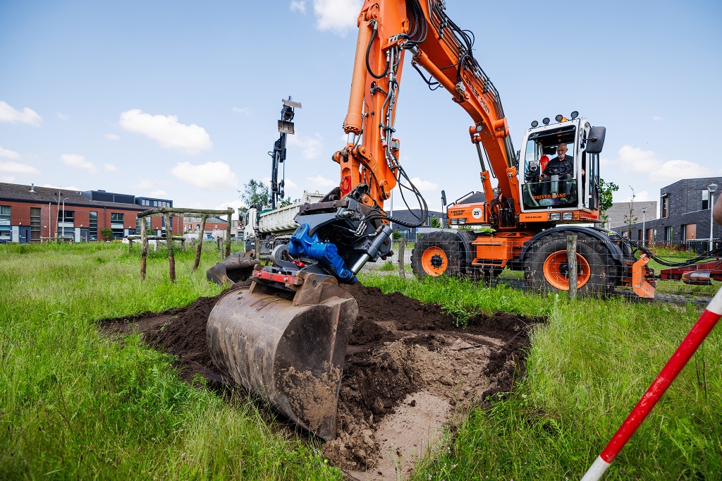 Een graafmachine graaft 